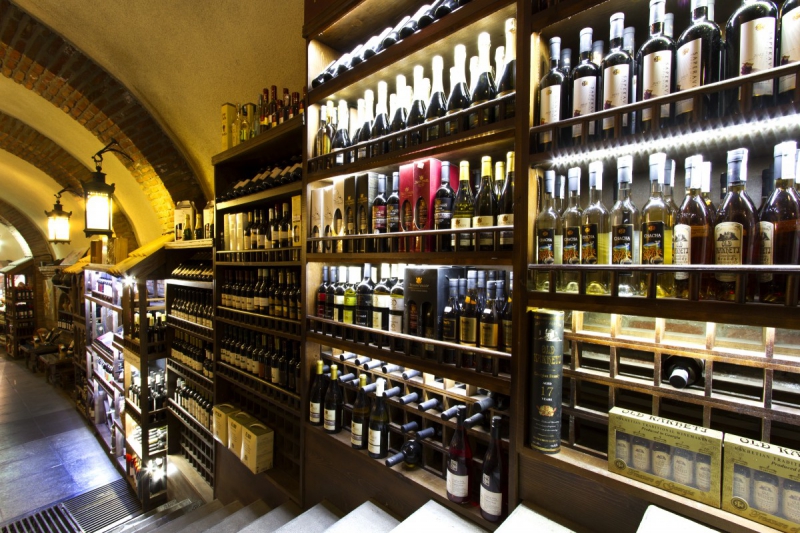 boutique-RIANS-min_world_street_travel_shop_canon_georgia_wine_bottles-429767